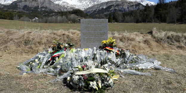 Blumen liegen um den Gedenkstein bei Le Vernet in den französischen Alpen. Blumen liegen um den Gedenkstein bei Le Vernet in den französischen Alpen.