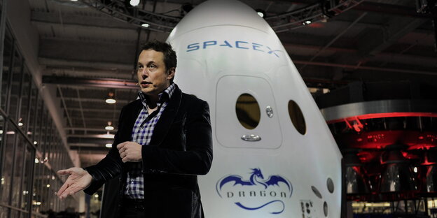 Elon Musk mit seiner Weltraumkapsel Dragon 2 Elon Musk mit seiner Weltraumkapsel Dragon 2