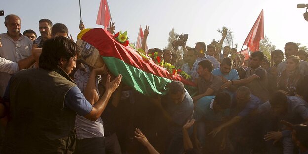 Nach dem Anschlag in Suruç: Angehörige und Freunde eines der Opfer tragen dessen Sarg zu Grabe. Nach dem Anschlag in Suruç: Angehörige und Freunde eines der Opfer tragen dessen Sarg zu Grabe.