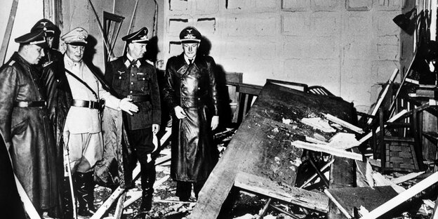 zerstörter Kartentisch nach dem Stauffenberg-Attentat zerstörter Kartentisch nach dem Stauffenberg-Attentat