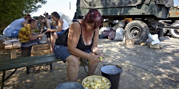 Ukrainerinnen in einem Flüchtlingslager in Svatovo in der Region Lugansk. Ukrainerinnen in einem Flüchtlingslager in Svatovo in der Region Lugansk.