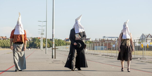 Schauspieler mit Ku-Klux-Klan-Hauben Schauspieler mit Ku-Klux-Klan-Hauben