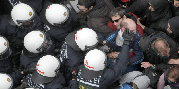 Polizisten und Demonstranten auf Blockupy-Demo Polizisten und Demonstranten auf Blockupy-Demo