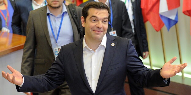 Alexis Tsipras lächelt mit ausgebreiteten Armen Alexis Tsipras lächelt mit ausgebreiteten Armen