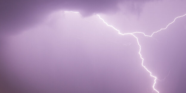 Blitz über einem lilafarbenen Himmel Blitz über einem lilafarbenen Himmel