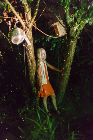 Eine Frau in einem Baum Eine Frau in einem Baum