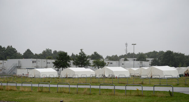 Zelte und Container vor dem HSV-Stadion Zelte und Container vor dem HSV-Stadion