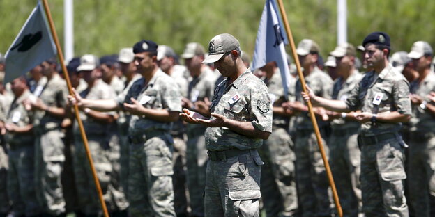 betende türkische Soldaten betende türkische Soldaten