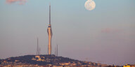 TV RAdio Tower und Vollmond über Istanbul