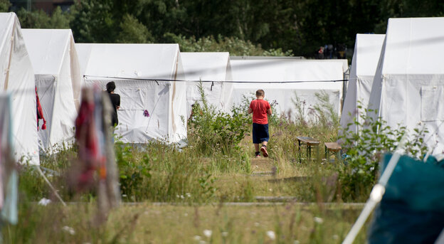 Ein Junge in der Erstaufnahmestelle für Flüchtlinge in Hamburg-Wilhelmsburg. Ein Junge in der Erstaufnahmestelle für Flüchtlinge in Hamburg-Wilhelmsburg.