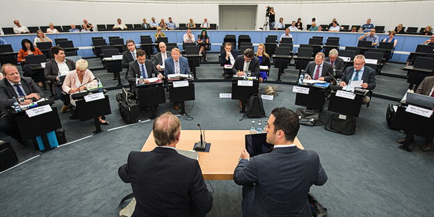 Hajo Funke und sein Anwalt vor dem U-Ausschuss in Stuttgart.