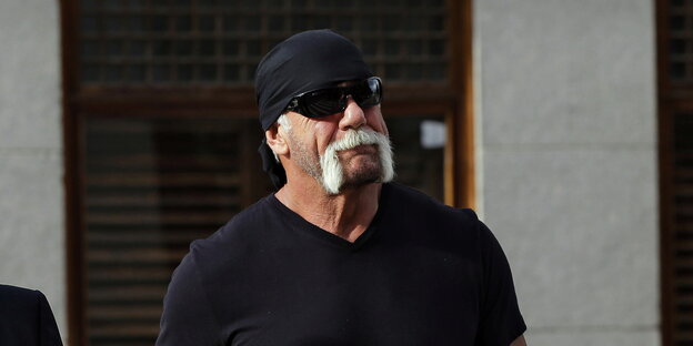 Hulk Hogan in schwarzem T-Shirt und mit Kopftuch Hulk Hogan in schwarzem T-Shirt und mit Kopftuch