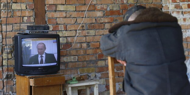 Wladimir Putin ist in einem Fernseher zu sehen. Wladimir Putin ist in einem Fernseher zu sehen.