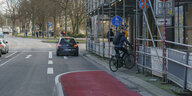 Ein Radweg endet vor einer Kreuzung, der Radfahrer weicht auf den Fußweg aus