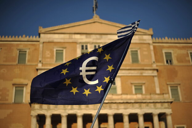 Eine Europafahne mit Euro-Zeichen in Athen. Eine Europafahne mit Euro-Zeichen in Athen.