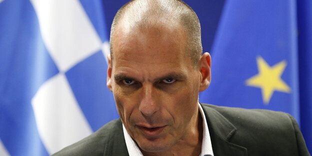 Gianis Varoufakis vor der griechischen und der europäischen Fahne Gianis Varoufakis vor der griechischen und der europäischen Fahne