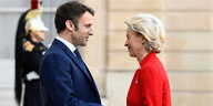 Emmanuel Macron begrüßt Ursula von der Leyen