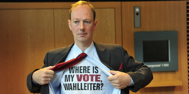 Martin Sonneborn mit einem T-Shirt mit einem Wahlkampfspruch Martin Sonneborn mit einem T-Shirt mit einem Wahlkampfspruch