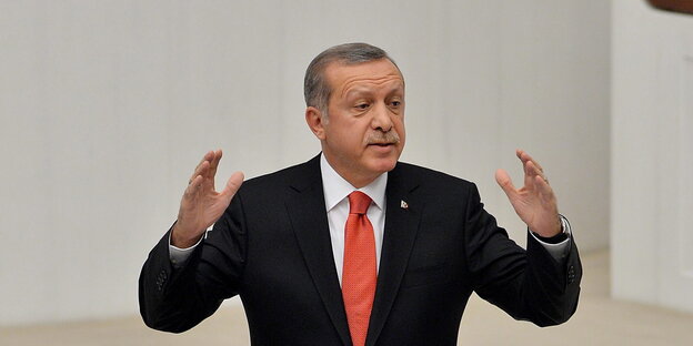 Erdogan mit ausgebreiteten Armen und Händen Erdogan mit ausgebreiteten Armen und Händen