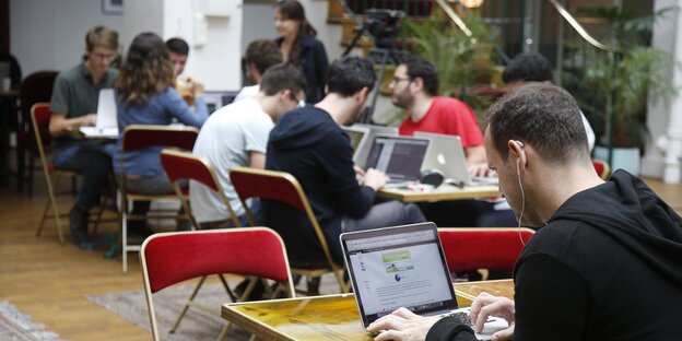 Menschen arbeiten an Laptops Menschen arbeiten an Laptops