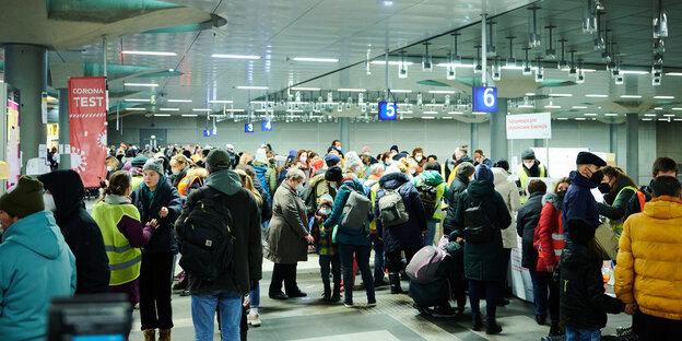 Menschen im Berliner Hauptbahnhof