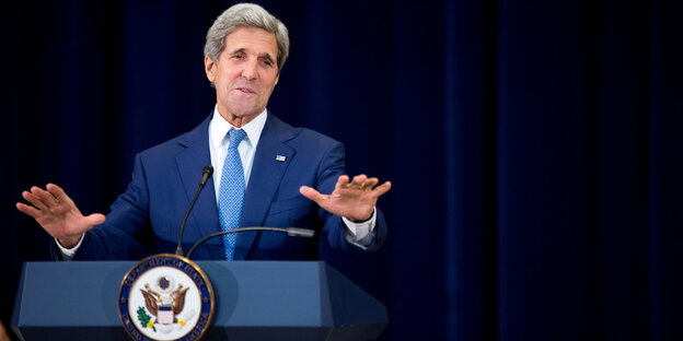 US-Außenminister John Kerry an einem Rednerpult. US-Außenminister John Kerry an einem Rednerpult.