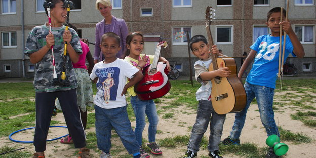 Kinder spielen mit Musikinstrumenten