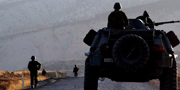 türkische Soldaten auf einem Panzer im Kurdengebiet in der Südosttürkei türkische Soldaten auf einem Panzer im Kurdengebiet in der Südosttürkei