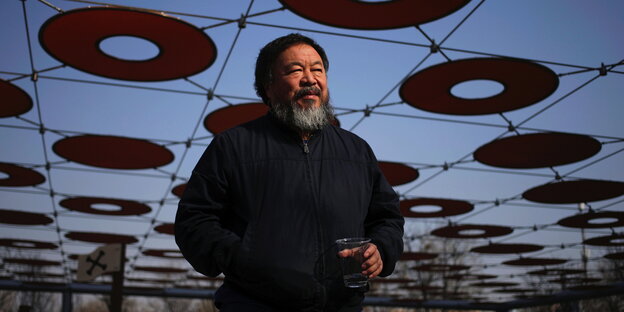Ai WeiWei bei einem Spielplatz in Peking Ai WeiWei bei einem Spielplatz in Peking