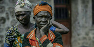 Zwei Frauen aus dem Kongo schauen nachdenklich und besorgt