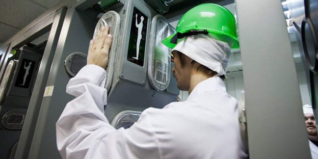 AKW-Arbeiter wird auf radioaktive Strahlung überprüft AKW-Arbeiter wird auf radioaktive Strahlung überprüft