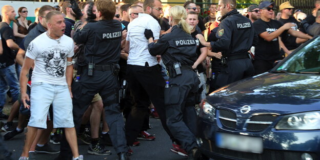 NPD-Demonstranten werden von der Polizei zurückgedrängt