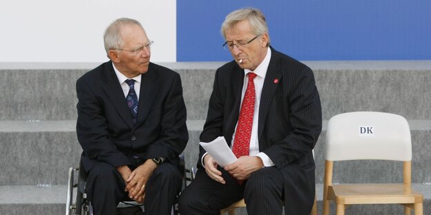 Wolfgang Schäuble und Jean-Claude Juncker sitzen nebeneinander Wolfgang Schäuble und Jean-Claude Juncker sitzen nebeneinander