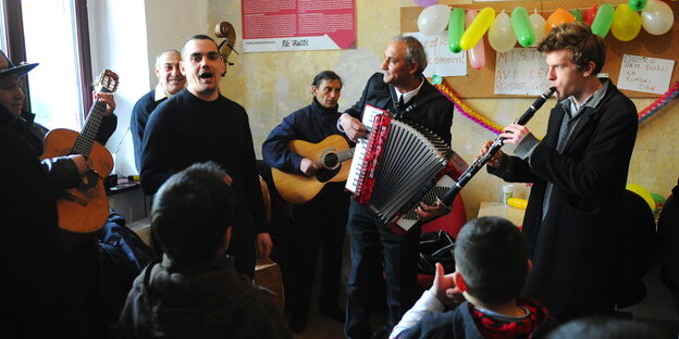Ein kleines Konzert zur Eröffnung der Räume von Amaro Drom 2012 in Berlin Ein kleines Konzert zur Eröffnung der Räume von Amaro Drom 2012 in Berlin