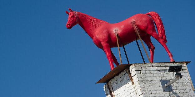 Ein rotes Pferd auf einem Schornstein Ein rotes Pferd auf einem Schornstein