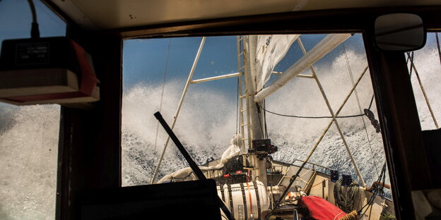 Blick aus dem Steuerhaus der Seawatch auf bewegte See Blick aus dem Steuerhaus der Seawatch auf bewegte See