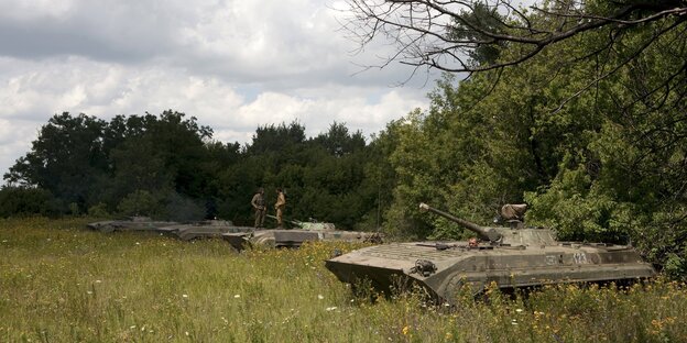 Panzer der Volksrepublik Donezk auf dem Rückzug von der Frontlinie Panzer der Volksrepublik Donezk auf dem Rückzug von der Frontlinie