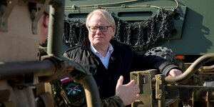 Peter Hultqvist steht vor einem Panzer