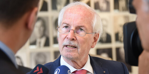 Generalbundesanwalt Harald Range spricht in ein Mikrofon Generalbundesanwalt Harald Range spricht in ein Mikrofon