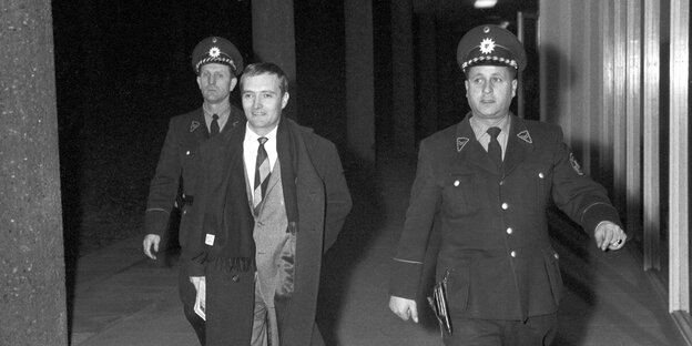 Rudolf Augstein in Begleitung zweier Polizeibeamter Rudolf Augstein in Begleitung zweier Polizeibeamter
