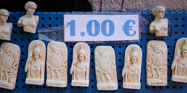 Griechische Souvenire, die nur ein Euro kosten, werden ausgestellt Griechische Souvenire, die nur ein Euro kosten, werden ausgestellt