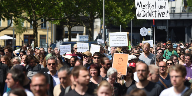 Menschen demonstrieren in Berlin für Pressefreiheit Menschen demonstrieren in Berlin für Pressefreiheit