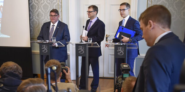 Bei einer Pressekonferenz spricht Timo Soini, Parteichef der „Wahren Finnen“ Bei einer Pressekonferenz spricht Timo Soini, Parteichef der „Wahren Finnen“