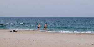 Zwei Kinder am Meer