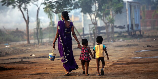 Mutter mit Kindern in Indien