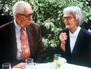 Carl Barks und Erika Fuchs sitzen an einem Tisch Carl Barks und Erika Fuchs sitzen an einem Tisch