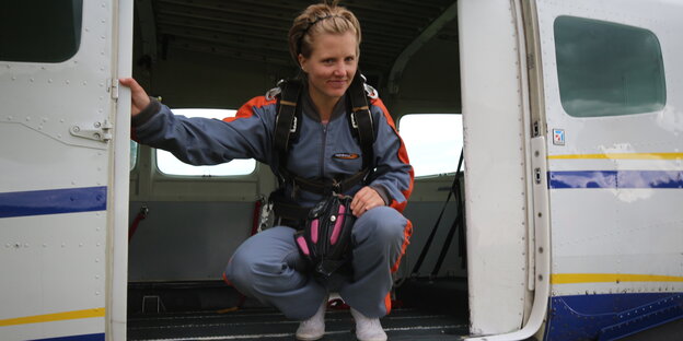 Eine Frau schaut aus der Tür eines Flugzeuges Eine Frau schaut aus der Tür eines Flugzeuges