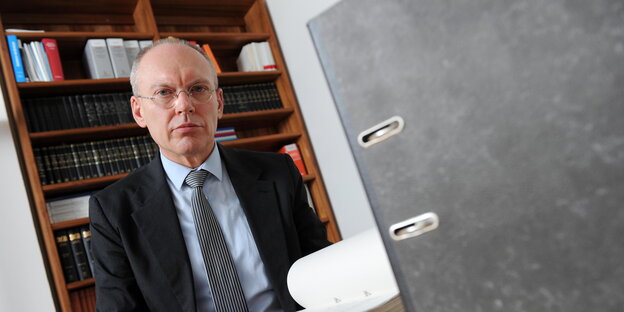 Manfred Götzl in seinem Arbeitszimmer Manfred Götzl in seinem Arbeitszimmer