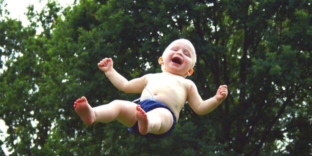 ein Baby wird hochgeworfen ein Baby wird hochgeworfen