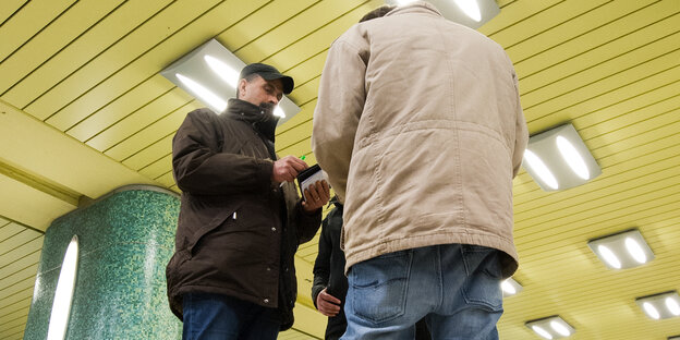 Schwarzfahrer und Kontrolleur Schwarzfahrer und Kontrolleur